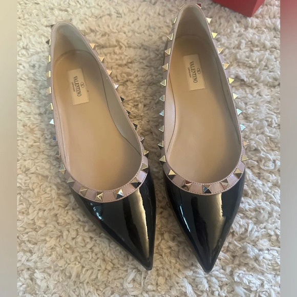 Authentic VALENTINO
Black/Nude Patent  Leather Rockstud Flats Size US 38 - Picture 5 of 12